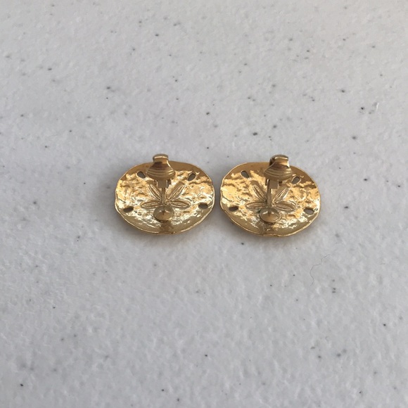 Crown Trifari Gold Tone Sand Dollar Clip On Earrings - Picture 8 of 9